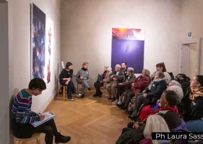 Incontro tra pubblico anziano e operatrici museali all’interno di una sala espositiva