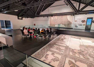 Partecipanti al progetto MADER riuniti nella sala mosaici del Museo Classis