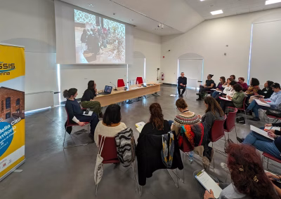 Partecipanti seduti in cerchio durante un'attività formativa MADER al Museo Classis di Ravenna