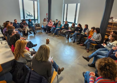 Incontro formativo con operatori museali seduti in cerchio presso il Museo Classis di Ravenna durante un laboratorio MADER